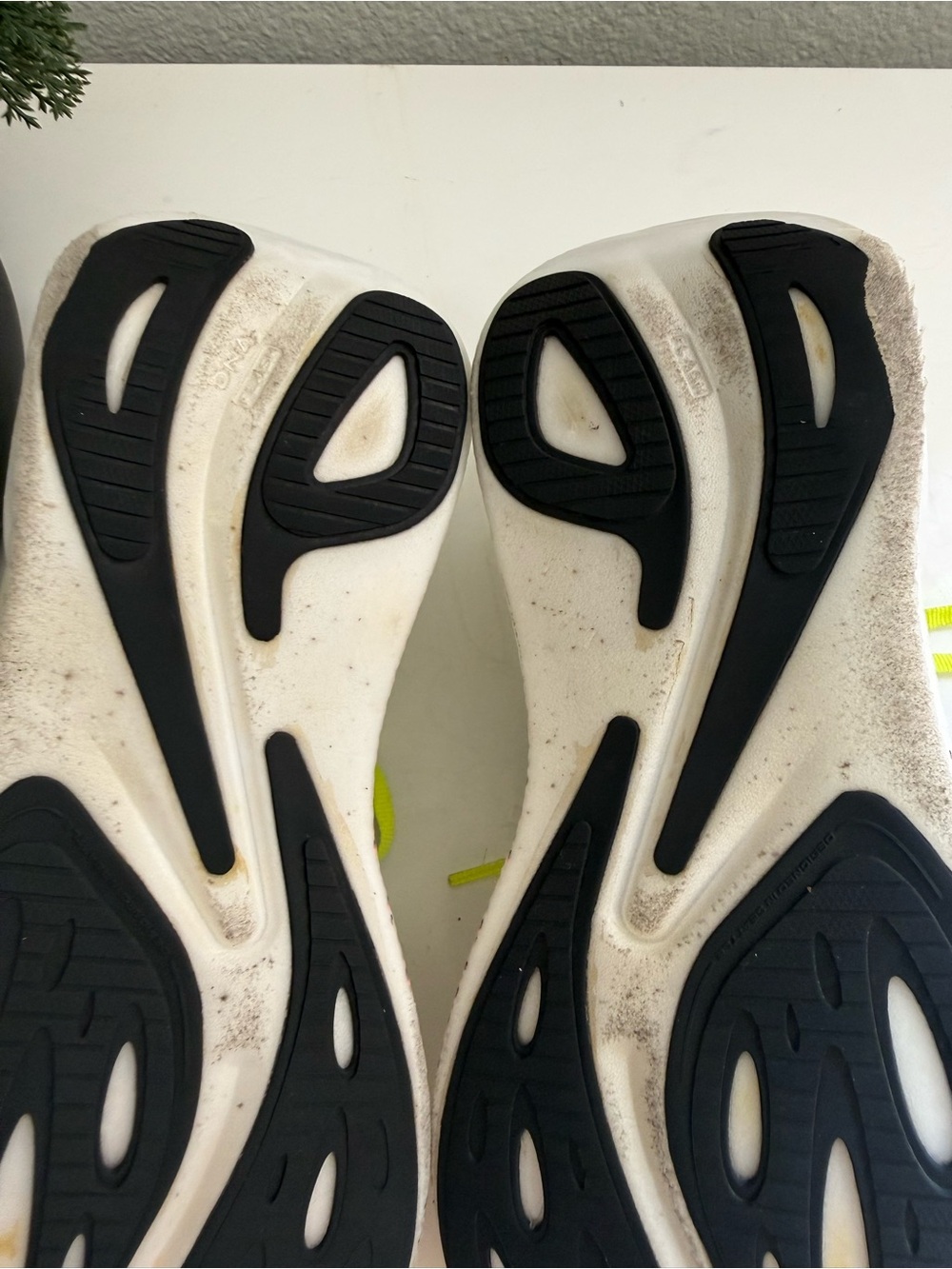 Brooks Hyperion Max Women size 9.5 Athletic Running  - White with Neon Yellow - Picture 9 of 9